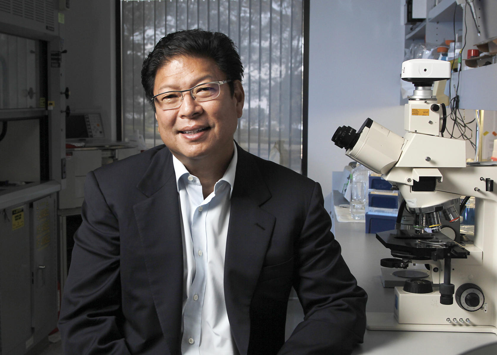 SBPMDI neuroscientist Jerrold Chun in his lab for The San Diego Union-Tribune. 