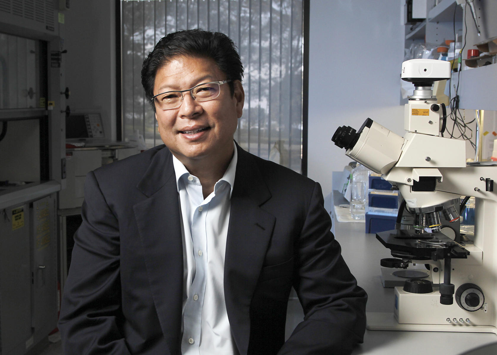 SBPMDI neuroscientist Jerrold Chun in his lab for The San Diego Union-Tribune.  : On Assignment : Corporate and Event Photographer