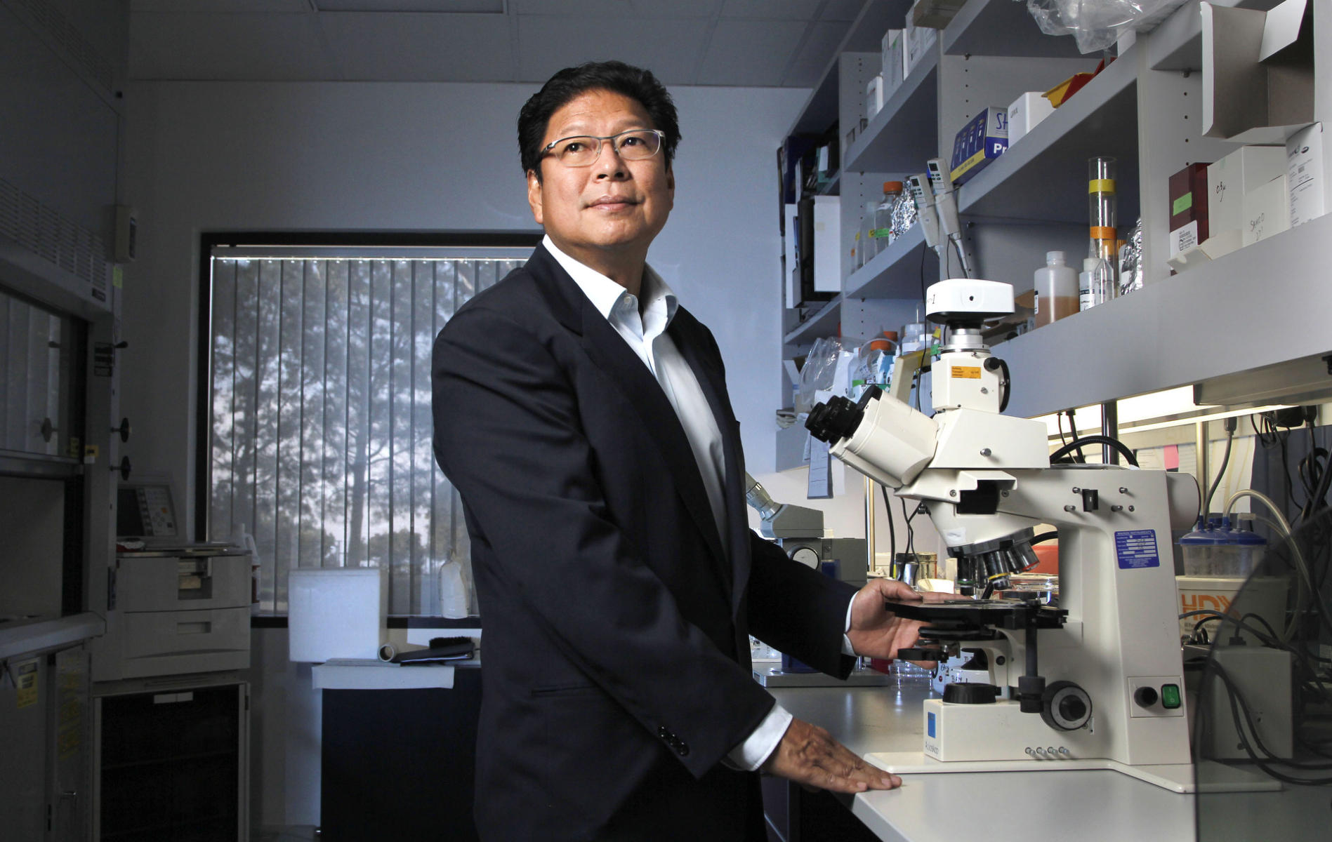 SBPMDI neuroscientist Jerrold Chun in his lab for The San Diego Union-Tribune. 