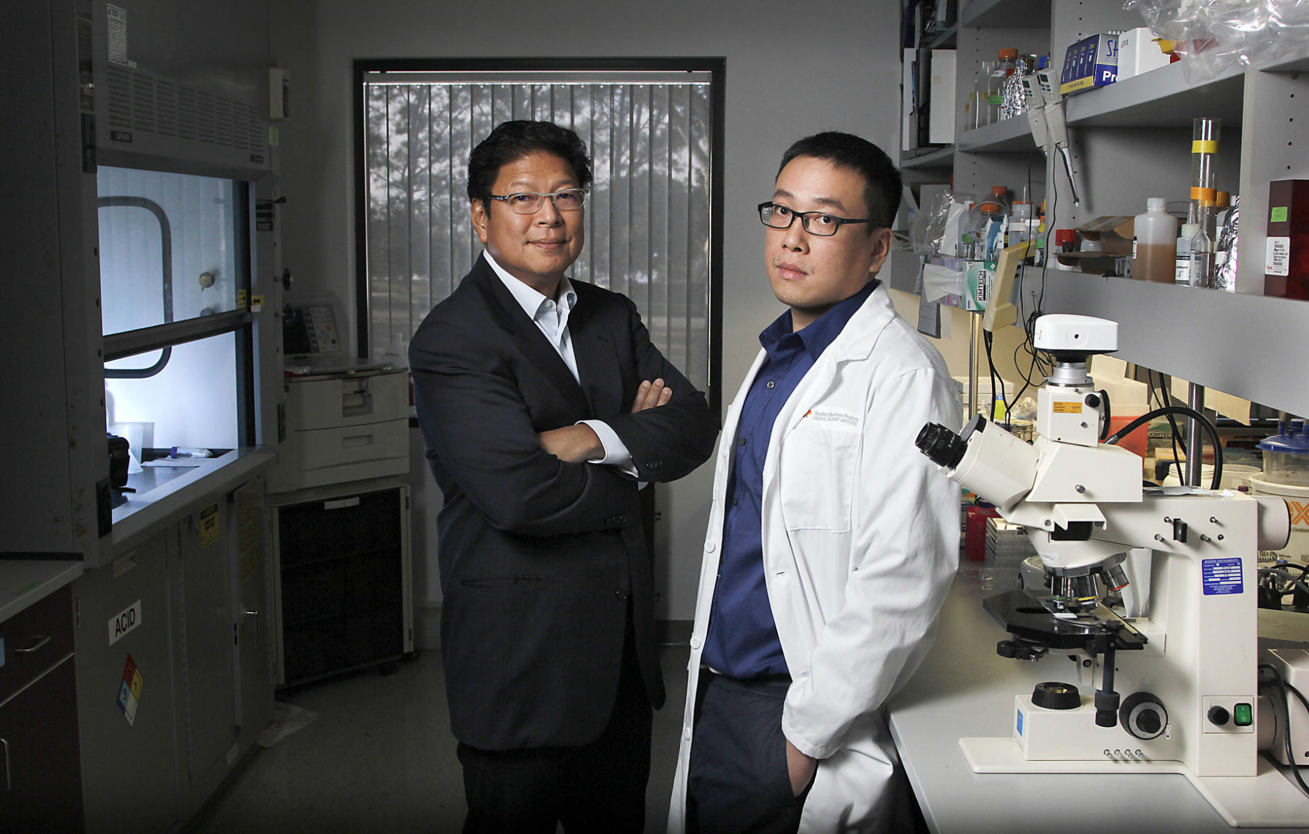 SBPMDI neuroscientist Jerrold Chun in his lab for The San Diego Union-Tribune. 